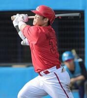 ８回、２ランを放つ坂倉