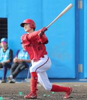 ８回、２ランを放つ辰見（撮影・北村雅宏）　