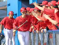 ベンチ前でナインに迎えられる辰見