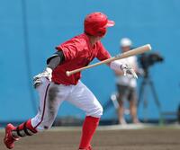 ５回、左前打を放つ平川（撮影・北村雅宏）