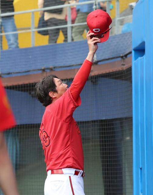 オープン戦初勝利を挙げ、ファンの声援に応える新井監督（撮影・北村雅宏）