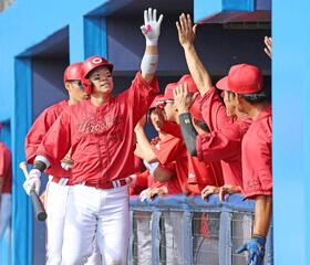 広島・坂倉　ＯＰ戦チーム１号「強く振りにいって前に飛んでくれたので良かった」　課題の直球撃ちに新井監督も高評価