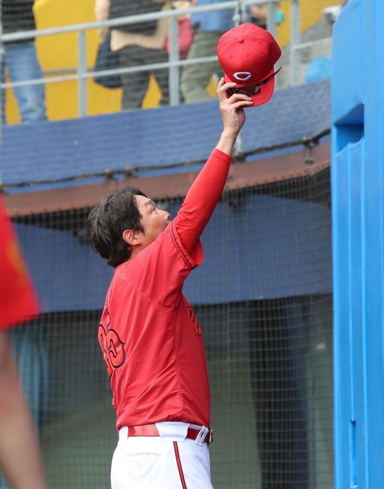 オープン戦初勝利を挙げ、ファンの声援に応える新井監督（撮影・北村雅宏）