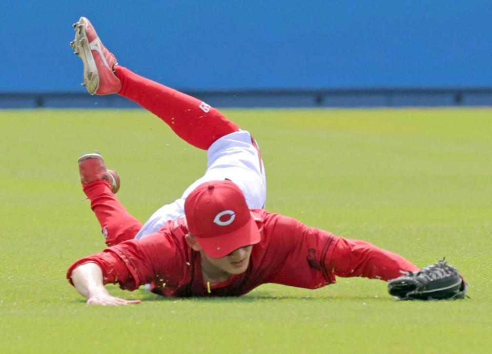 ２回、上川畑の打球を好捕する辰見