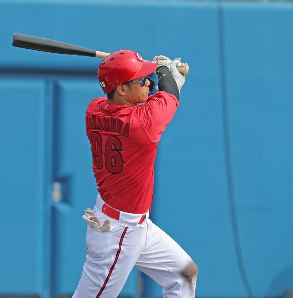 ８回、同点となる犠飛を放つ中村奨（撮影・北村雅宏）