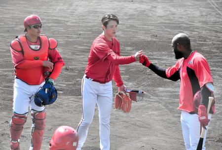 シート打撃を終えてファビアンとグータッチする森下（真ん中）＝撮影・畠山賢大