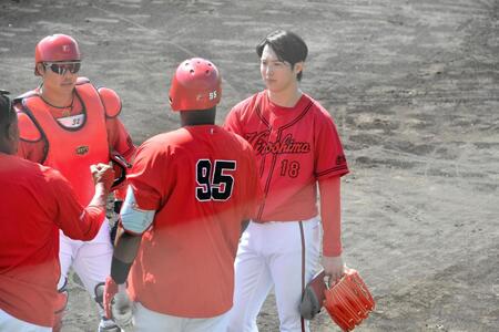 シート打撃後にモンテロと意見交換をする森下（右）＝撮影・畠山賢大