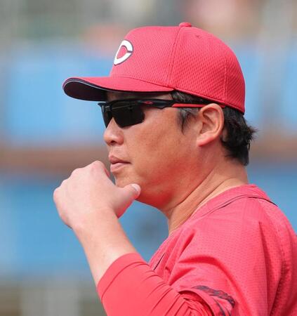 ３回の攻撃を終え、選手交代に向かう新井監督（撮影・北村雅宏）