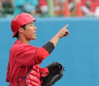 ７回、守備の指示を出す二俣（撮影・北村雅宏）