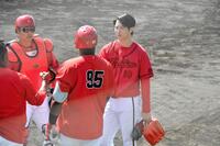 シート打撃後にモンテロと意見交換をする森下（右）＝撮影・畠山賢大