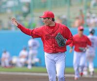 ２回、ピンチを無失点で切り抜け、喜ぶ栗林（撮影・北村雅宏）