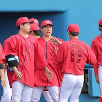 ６回、ピンチを無失点で切り抜けた森浦（１３）を迎える栗林（中央）＝撮影・北村雅宏