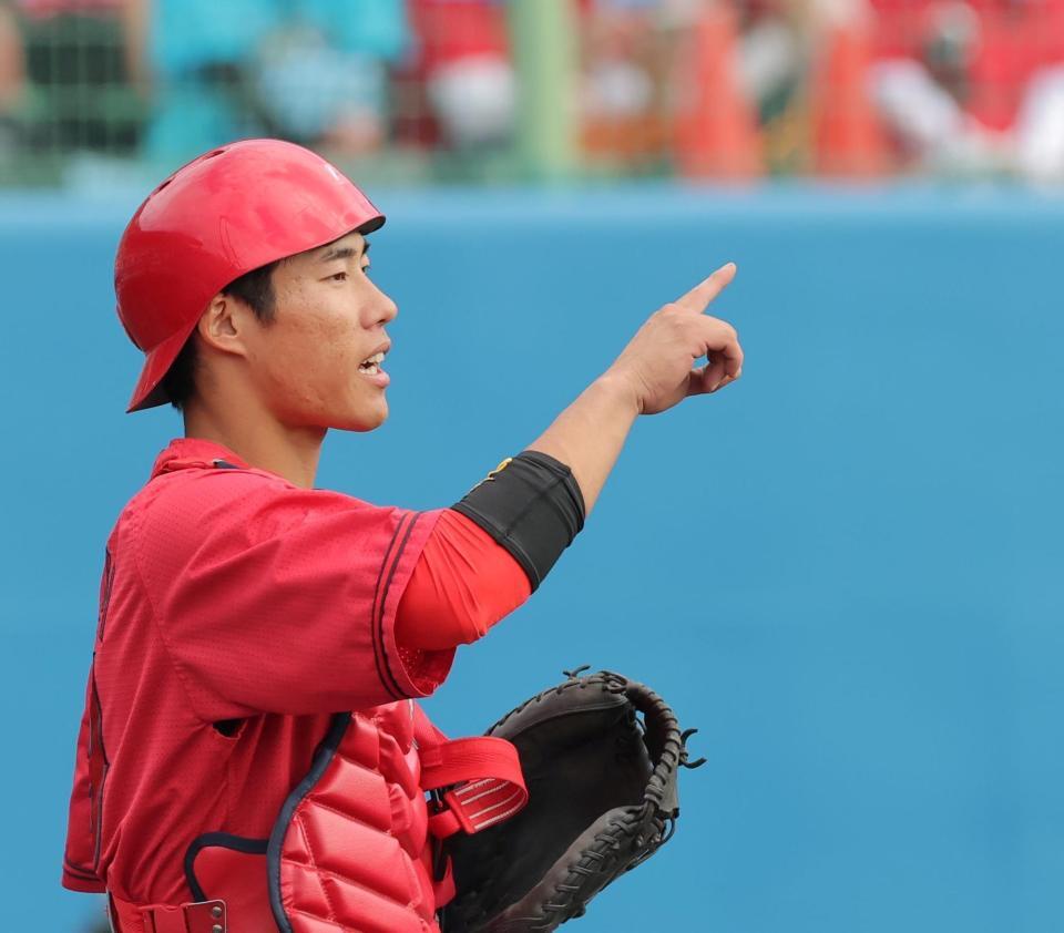 ７回、守備の指示を出す二俣（撮影・北村雅宏）