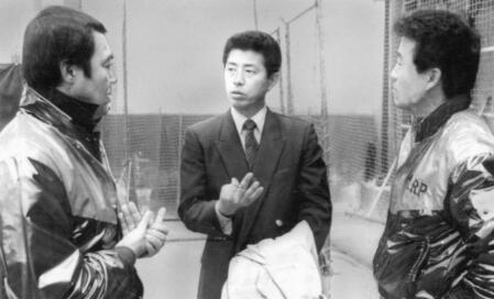 安仁屋コーチ（左）と話す阿南監督。右は内田コーチ＝１９８７年