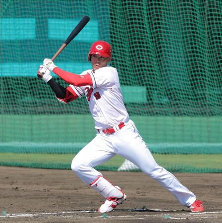 シート打撃で中前打を放つ秋山（撮影・北村雅宏）