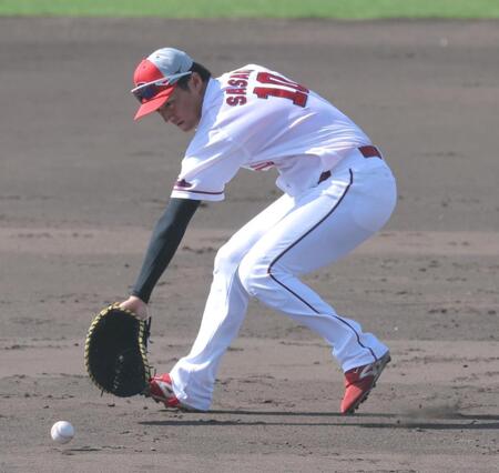 守備練習に励むる佐々木（撮影・北村雅宏）