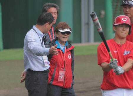 前田智徳氏（左）の話を聞く宇津木妙子氏（中央）。右は平川（撮影・北村雅宏）