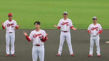 手締めをする新井監督（中央右）＝撮影・北村雅宏