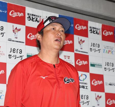 囲み取材に応じる新井監督（撮影・北村雅宏）