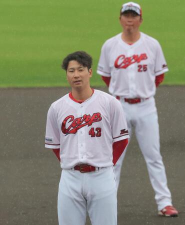 手締めの前にあいさつする島内（手前）＝撮影・北村雅宏