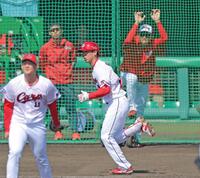 シート打撃で斉藤汰（左）から中前打を放った秋山（中央）＝撮影・北村雅宏