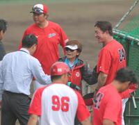 広島関係者に囲まれる宇津木妙子氏（中央）＝撮影・北村雅宏