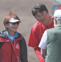 談笑する宇津木妙子氏（左）＝撮影・北村雅宏