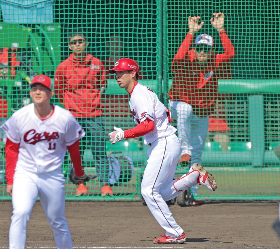 シート打撃で斉藤汰（左）から中前打を放った秋山（中央）＝撮影・北村雅宏