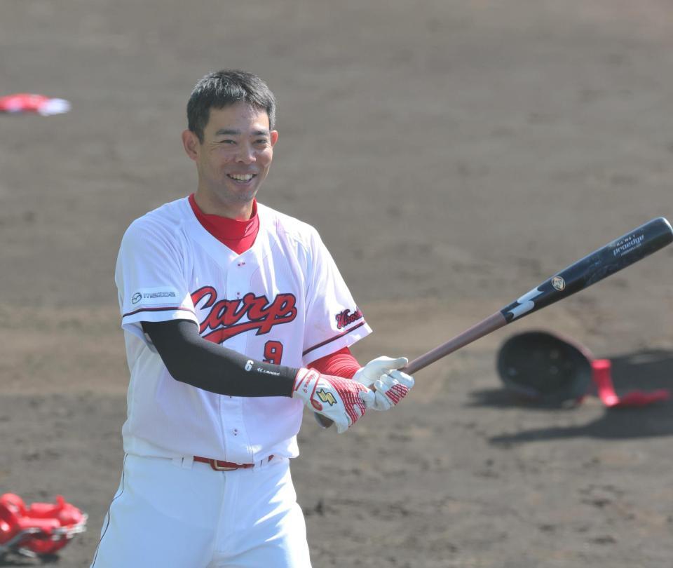 練習中に笑顔を見せる秋山（撮影・北村雅宏）