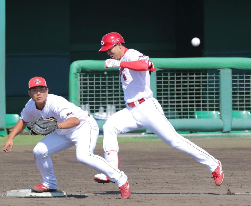 シート打撃で内野安打をもぎ取る秋山（撮影・北村雅宏）