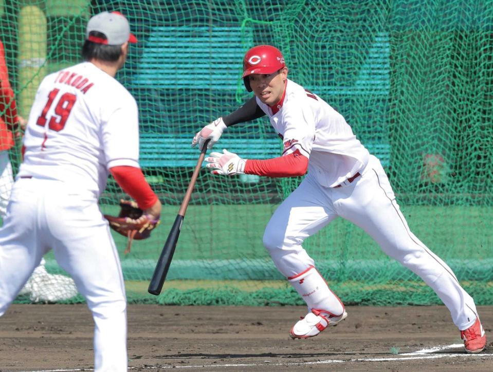 シート打撃で床田（左）から内野安打を放つ秋山（撮影・北村雅宏）