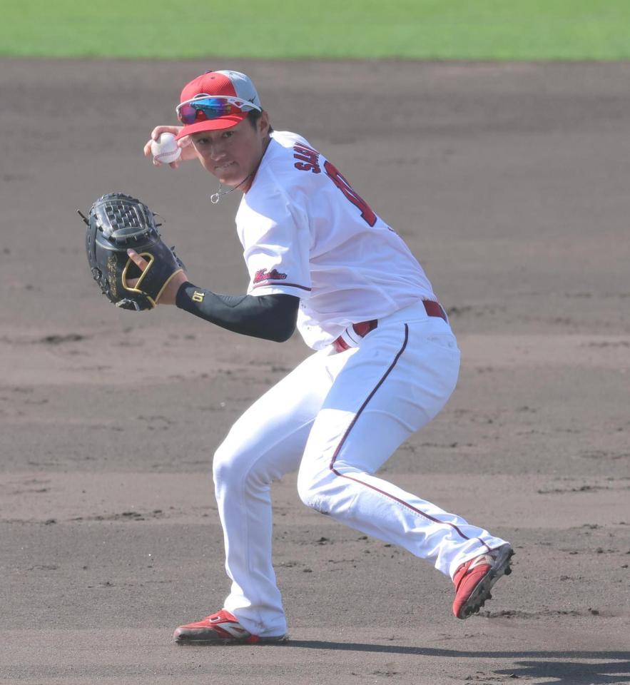 守備練習に励むる佐々木（撮影・北村雅宏）