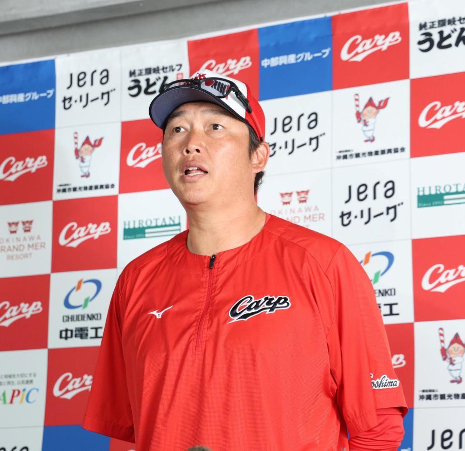 囲み取材に応じる新井監督（撮影・北村雅宏）