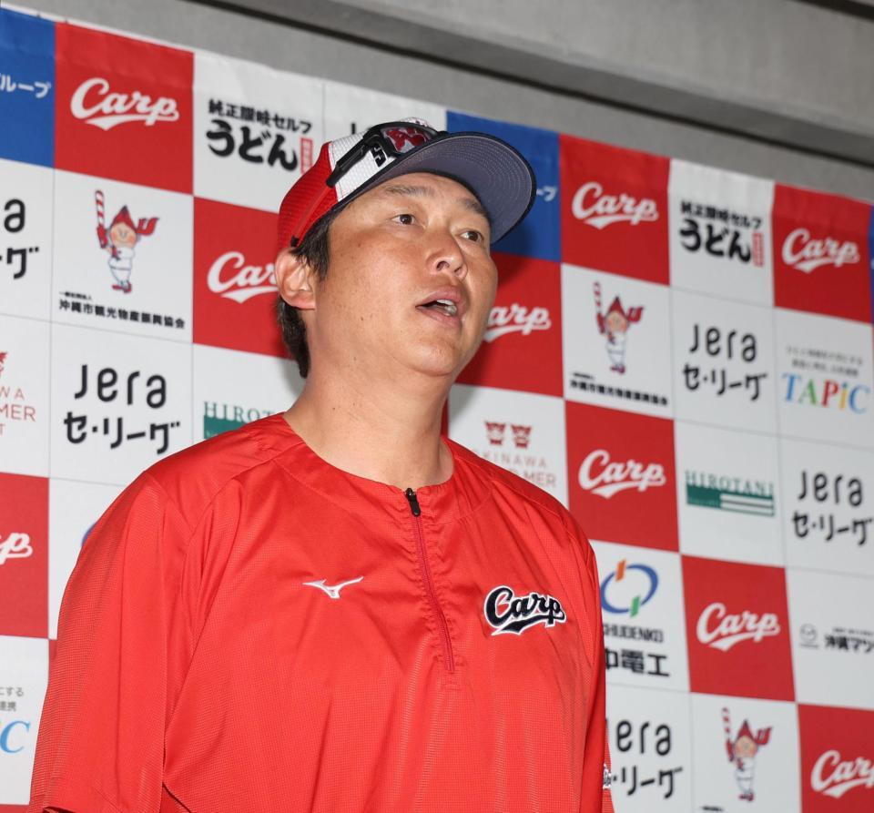 囲み取材に応じる新井監督（撮影・北村雅宏）