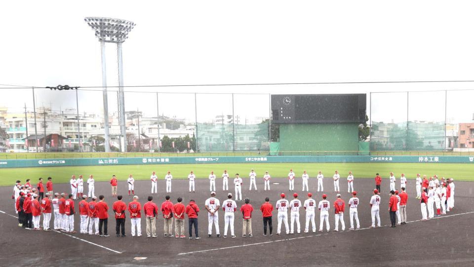 手締めの輪を作る広島ナイン（撮影・北村雅宏）