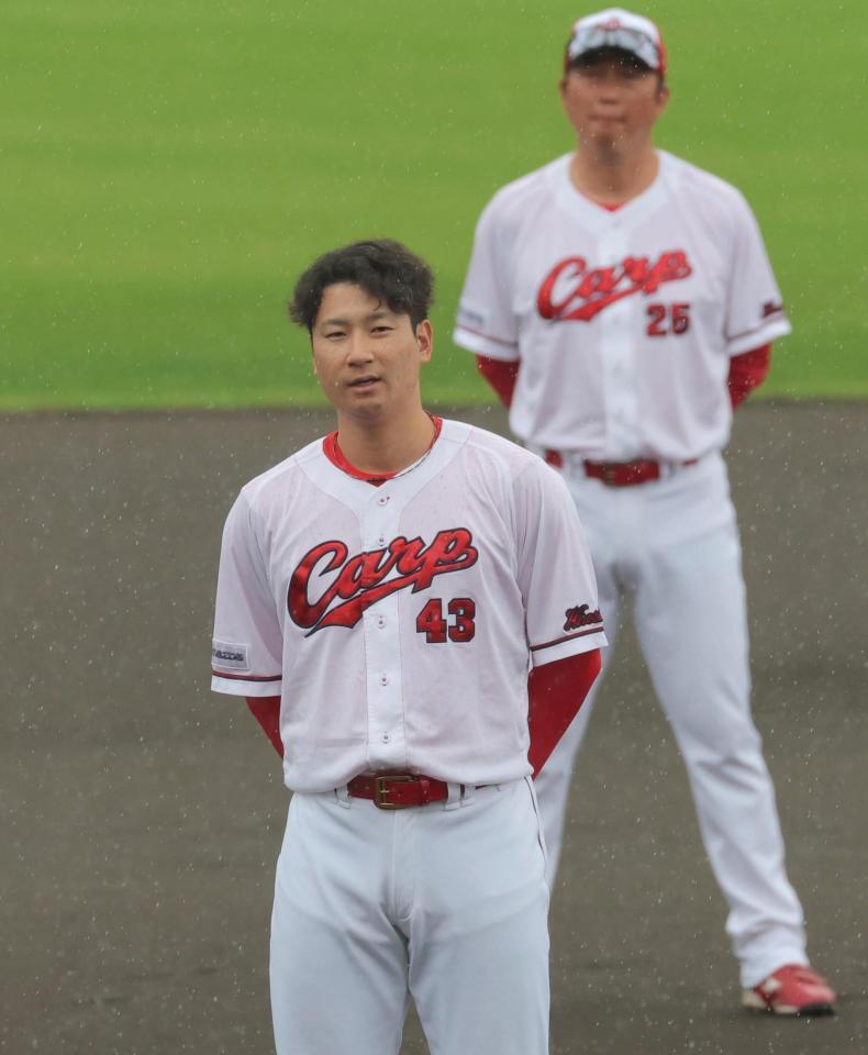 手締めの前にあいさつする島内（手前）＝撮影・北村雅宏