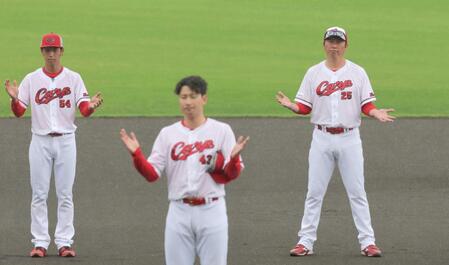 手締めをする新井監督（右）。手前は島内（撮影・北村雅宏）