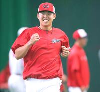 ダッシュ中に笑顔を見せる平川（撮影・北村雅宏）