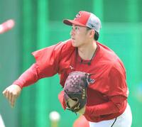 入念にキャッチボールする斉藤汰　