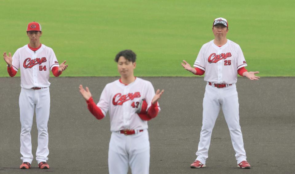 手締めをする新井監督（右）。手前は島内（撮影・北村雅宏）