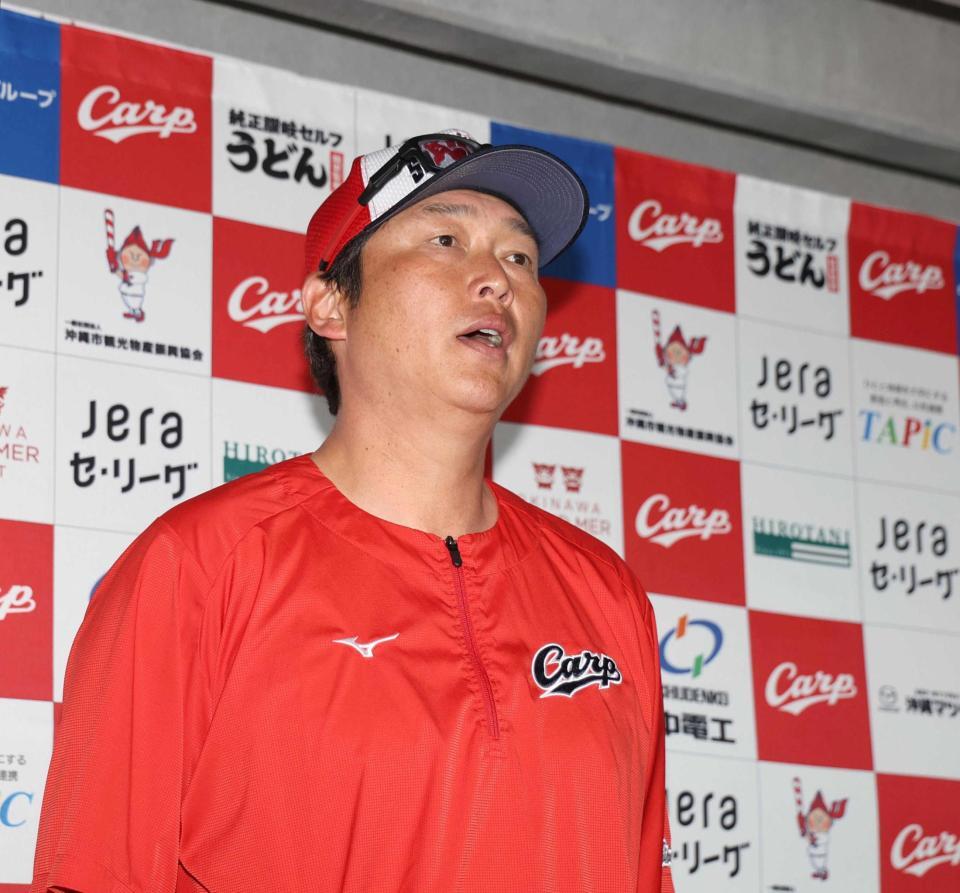 囲み取材に応じる新井監督（撮影・北村雅宏）　