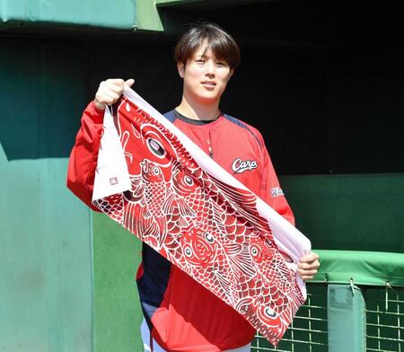 鯉模様の手ぬぐいを手にする森下（撮影・畠山賢大）