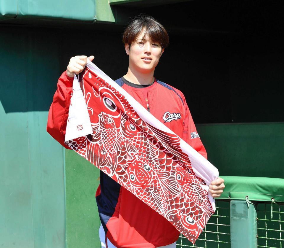 鯉模様の手ぬぐいを手にする森下（撮影・畠山賢大）