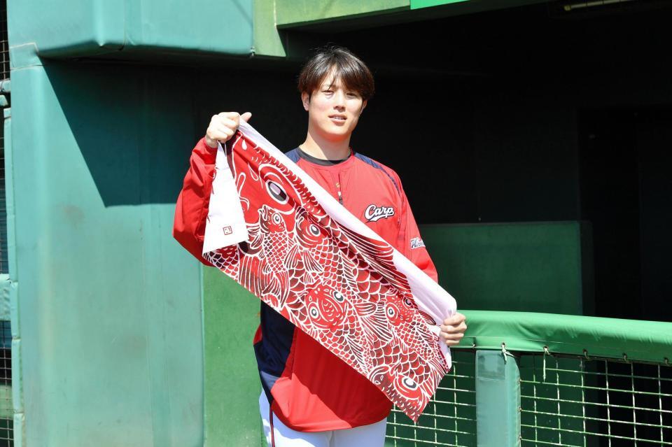 鯉模様の手ぬぐいを手にする森下（撮影・畠山賢大）