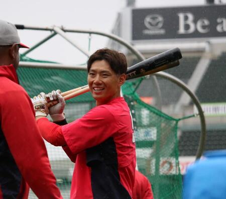 打撃練習前、笑顔を見せる中村奨（撮影・市尻達拡）