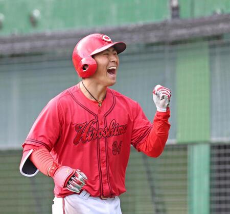 ９回、ソロを放ち、拳を握る佐藤啓（撮影・北村雅宏）