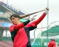 ティー打撃をする中村奨（撮影・市尻達拡）