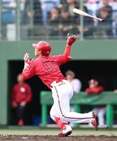 ９回、ソロを放つ佐藤啓（撮影・北村雅宏）