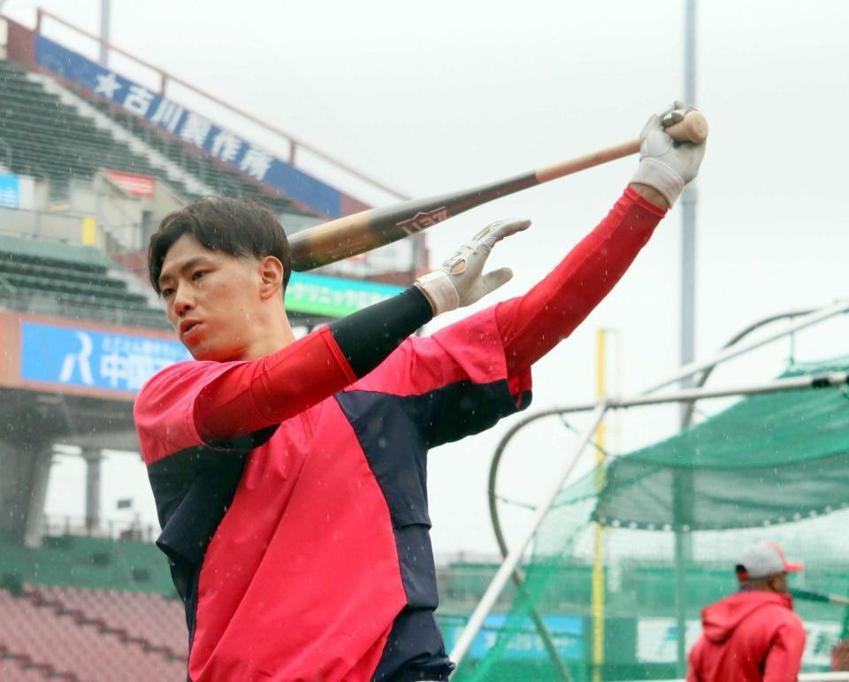 ティー打撃をする中村奨（撮影・市尻達拡）