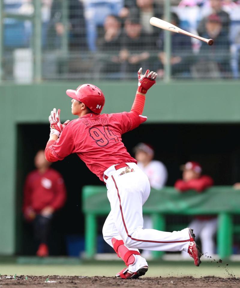 ９回、ソロを放つ佐藤啓（撮影・北村雅宏）